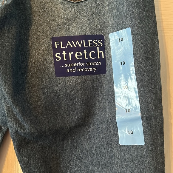 Bandolino Boyfriend Style Jeans - Picture 7 of 7